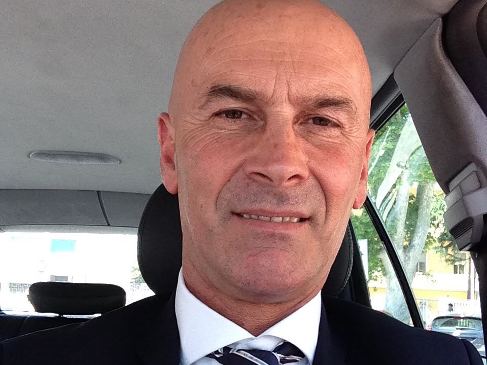 Conducente taxi alla guida durante un trasferimento dalla Puglia verso altre città italiane