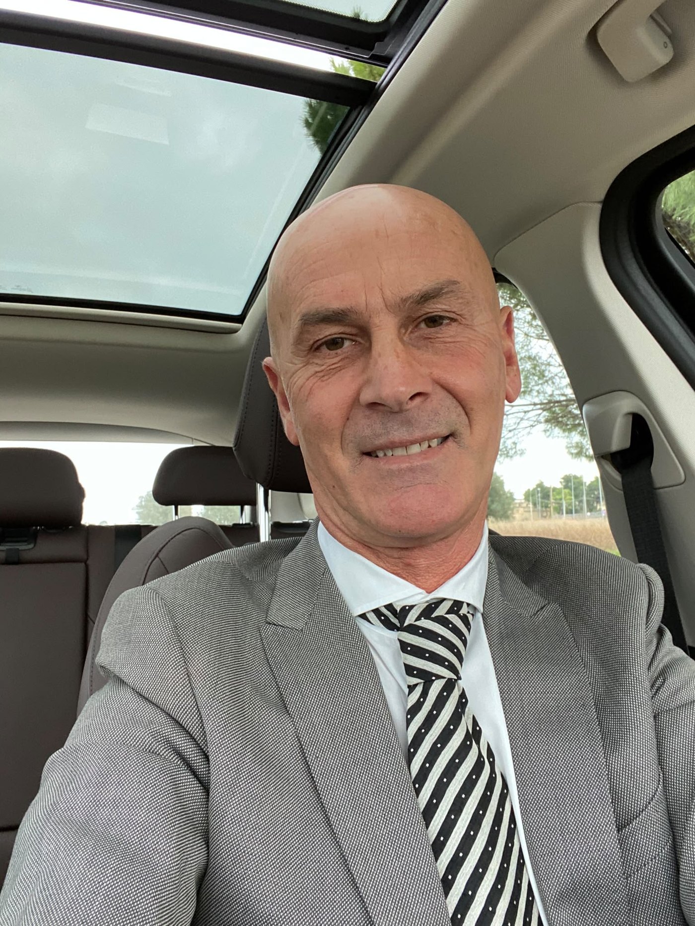 Pietro Capobianco al volante della Mercedes GLC durante un trasferimento in Puglia